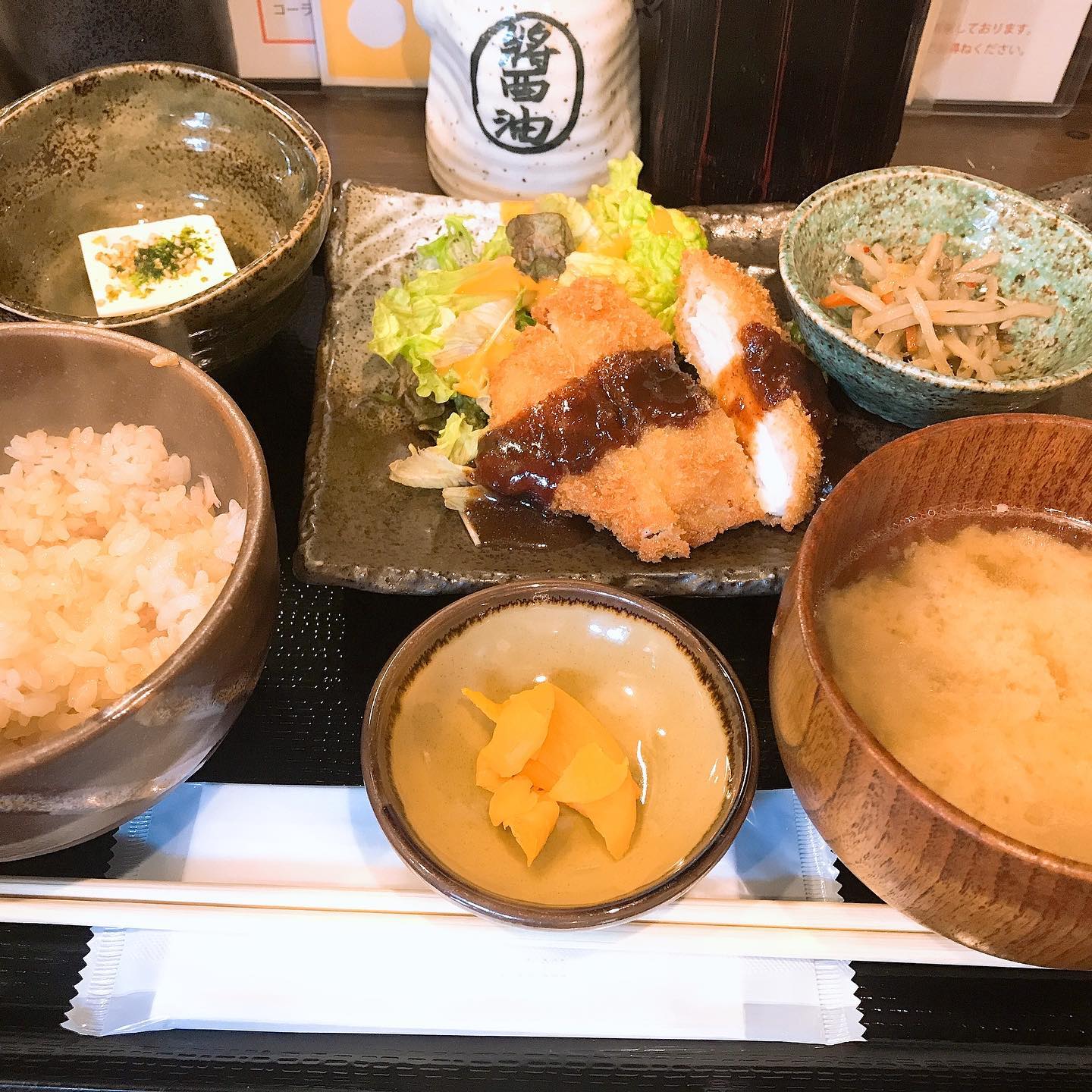 本日も四つ橋筋西側にて。釜飯ランチ950円也蓋を開けて混ぜる行為自体がもうご馳走ですね♪これは反則でしょシャケとサツマイモとバターの組み合わせは美味いに決まってるカウンター席のみっぽかったのでひとりか少人数の時にリピートします！#北新地裏ランチ部#堂島#堂島ランチ#北新地応援隊#コロナに負けるな#大阪ランチ#お昼ごはん#グルメ#食べ歩き#飯テロ#instagram#instafood#gourmet#osaka#food