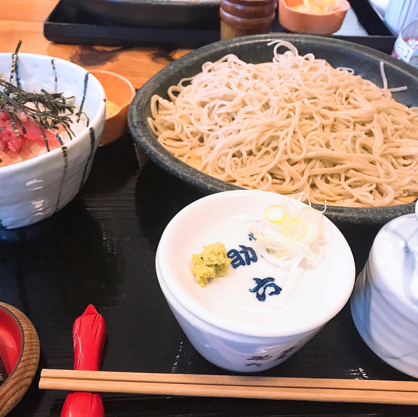 なんか蕎麦が食べたくなってsiriに「近くのそば屋」って聞いて出てきたお店に行ってみました。NTT村のそば←蕎麦に掛けた訳じゃないですマグロ丼と蕎麦のセット1100円で210円で大盛りに。そば湯〆が優しいこの周辺穴場で良さそうな店が数件あったので来週は重点的に探検しようかと！#北新地裏ランチ部#福島ランチ#新福島ランチ#梅田ランチ#十割蕎麦 #北新地応援隊#コロナに負けるな#大阪ランチ#お昼ごはん#グルメ#食べ歩き#飯テロ#instagram#instafood#gourmet#osaka#food