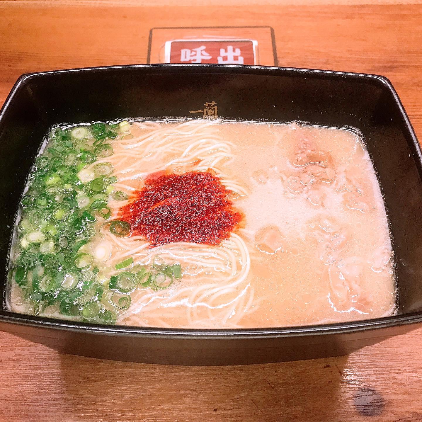 ミナミを散歩して一蘭道頓堀本館にて限定釜だれとんこつラーメンを食べてみました。980円は高いと思うが…。インバウンド向けもあるから仕方ない。そのインバウンドも居ないので行列も無し。チャーシューじゃないこの牛弥郎って言うのがなかなか美味い一蘭は昔から元々ソーシャルディスタンスですwこのシステムを昔から確立してるとは#ラーメン#コロナに負けるな#ソーシャルディスタンス#大阪ランチ#お昼ごはん#グルメ#食べ歩き#飯テロ#instagram#instafood#gourmet#osaka#food