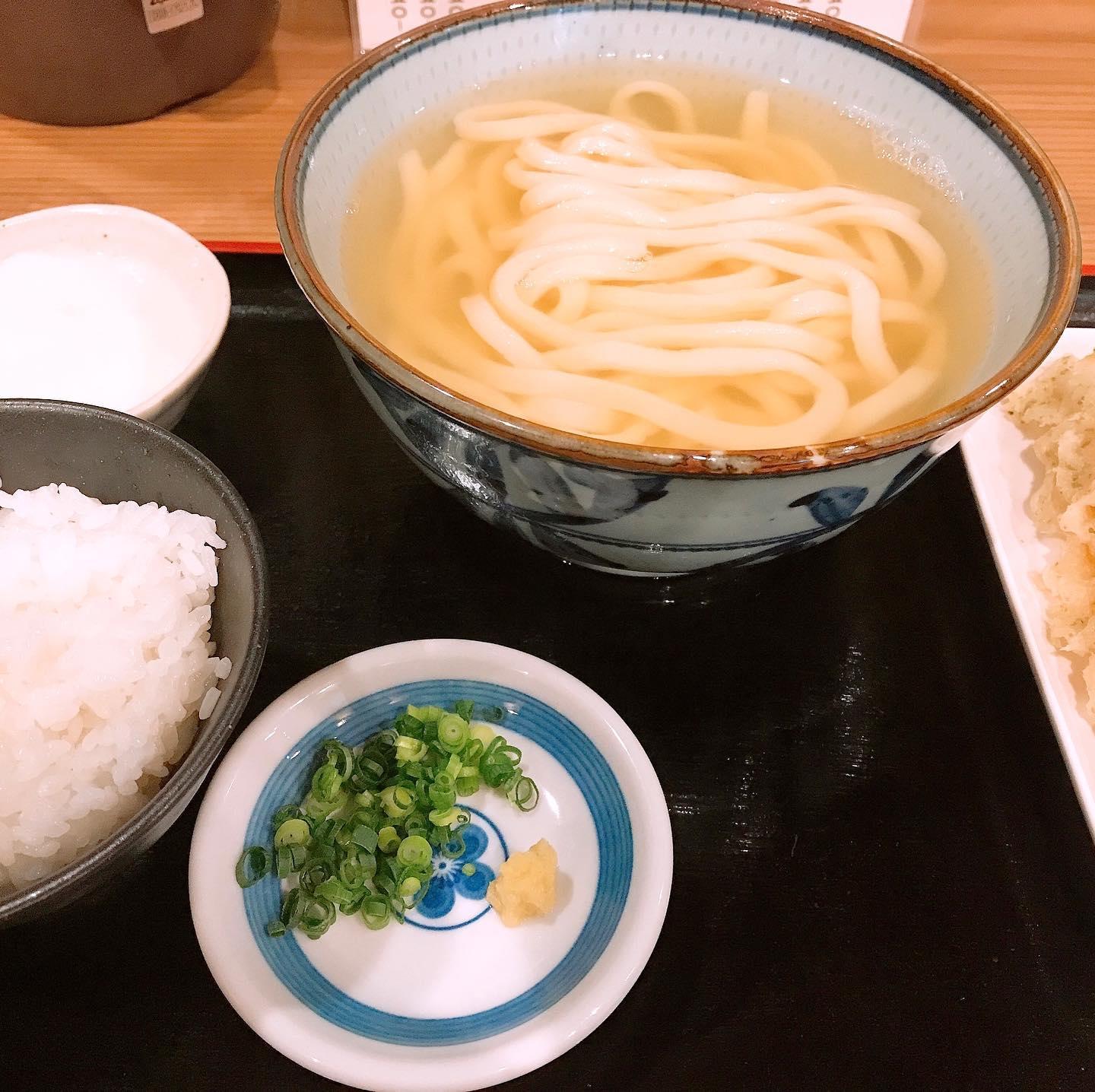 インスタによく出てくるので堺筋本町のうどん屋さんに行ってみました。うどん処重己お昼のセット900円にあげ単品で1000円也。ネットの評判が良いのでハードル高めスタートでしょうがないのですがかけうどんは普通な印象です。ちくわ天は超〜美味いあと讃岐人からするとちと高いかな#大阪ランチ#堺筋本町ランチ #お昼ごはん#グルメ#食べ歩き#飯テロ#instagram#instafood#gourmet#osaka#food